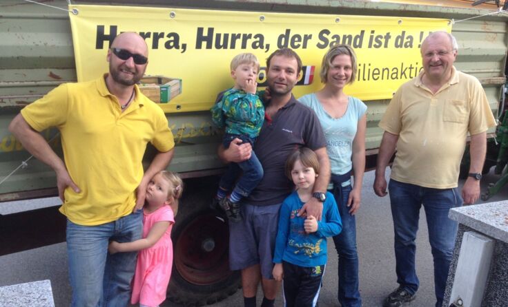 Paul Skoda (rechts) und Armin Eder (links) vor dem Abladen bei einer Hörschinger Familie