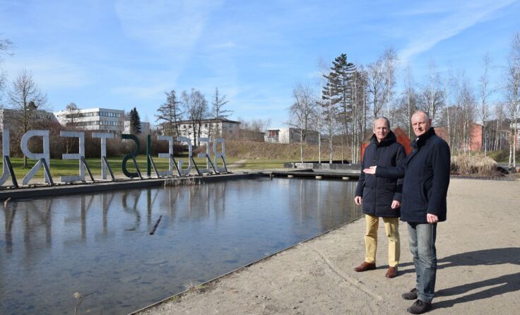 v.l.n.r Bürgemeister Herbert Brunsteiner und Stadtrat Herbert Theil am neuen Standort
