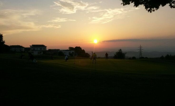 Abschlag bei Sonnenaufgang über dem Mühlviertel