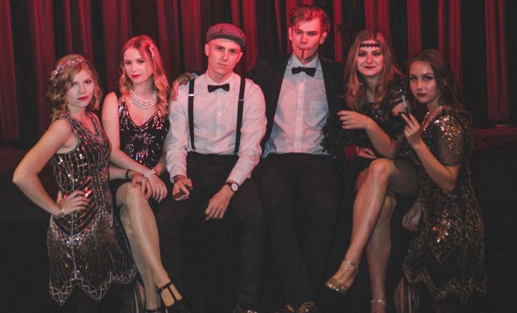 MaturantInnen im Outfit der wilden 1920er Jahre