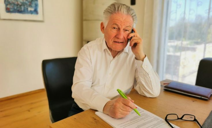 Landesobmann LH a.D. Josef Pühringer steht für Telefonate bereit. (Foto: OÖSB)