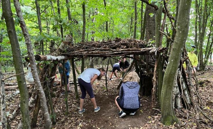 Die jungen Teilnehmer beim Erkunden des Waldes und Bauen eines Tipis (Foto: OÖ Familienbund)