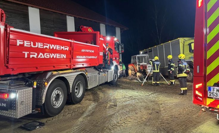 Die Feuerwehr beim Rettungseinsatz (Foto: FF Tragwein)