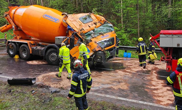 Das Führerhaus des Lkw wurde völlig eingedrückt. (Foto: TEAM FOTOKERSCHI / PANCHUK)