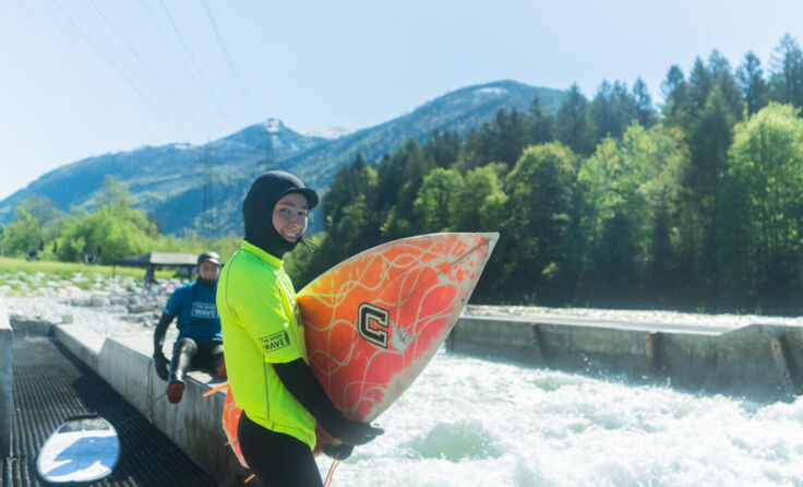 Bei 4youCard.surf können Jugendliche die Trendsportart Surfen ausprobieren. (Foto: Michael Putz)