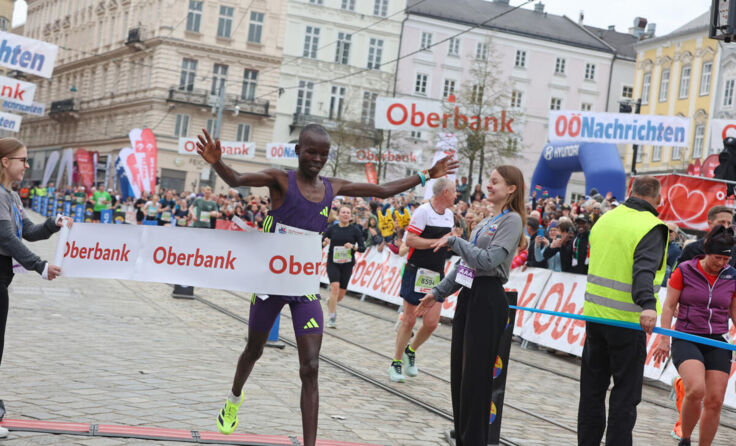 Der Sieger Abednego Cheruiyot beim Zieleinlauf (Foto: Klaus Mitterhauser)
