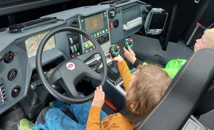 Junge Entdecker erleben bei der KinderUni Linz, wie Flugzeuge fliegen. (Foto: KUOÖ)