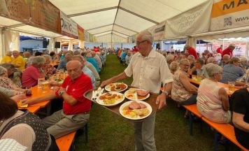 Gurtner Kirtag: Frühschoppen im Pfarrhof