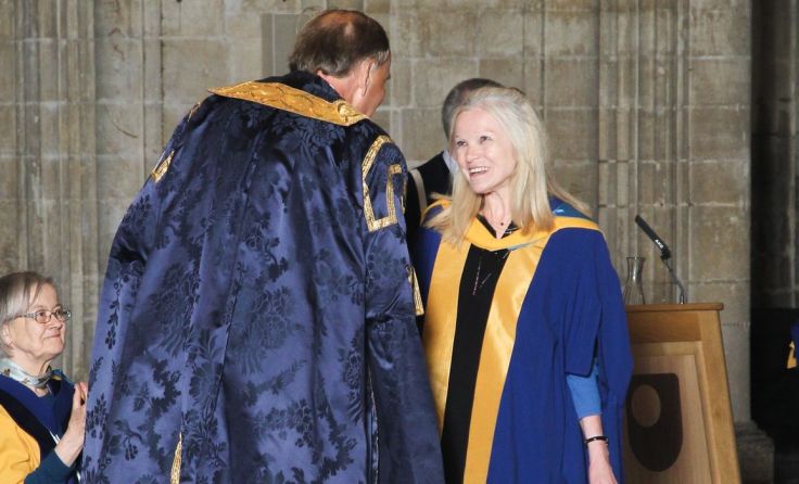 Übergabe des Doktorats durch den Rektor der Universität