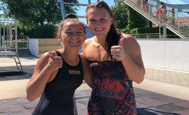 Alexa Walchshofer (li., hier mit Olympionikin Lena Kreundl) ist zufrieden. Foto: Andreas Walchshofer