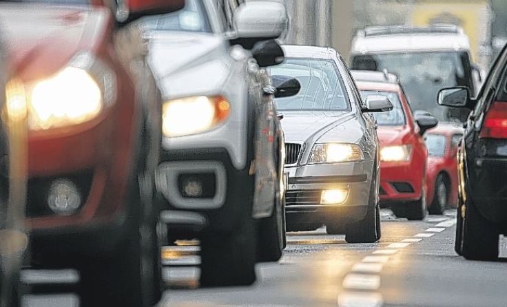 Um dem Stau ins Haid Center zu entgehen, weichen viele über Pucking aus. Foto: Weihbold 