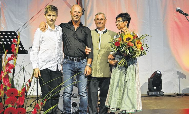Familie Mittermayr stolz auf zehn Jahre „Almi“ in Oftering Foto: Almi