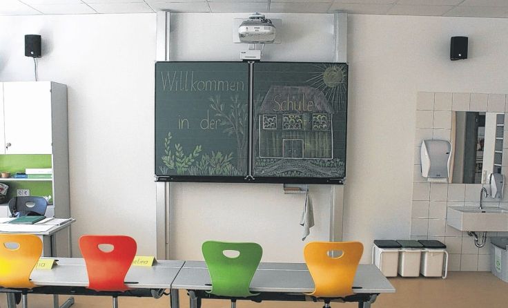 Das Whiteboard "versteckt" sich hinter der herkömmlichen Kreidetafel. Foto: Marktgemeinde Pucking