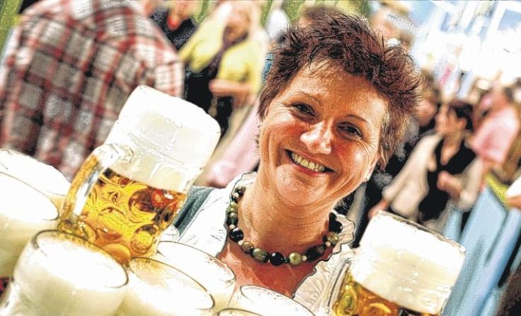 Weißwurst, Bier und Brez‘n werden in Oktoberfestmanier serviert. Foto: Weihbold