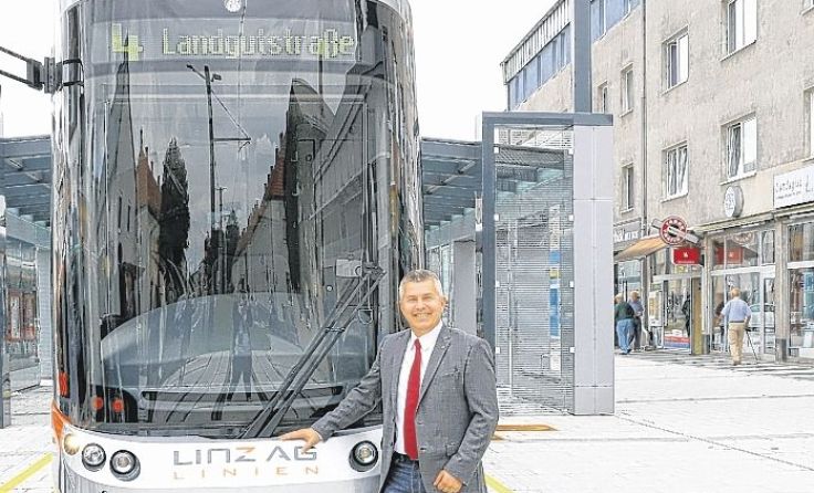 Die Linie 4 fährt seit 10. September bis zum Schloss Traun. Foto: Stadtarchiv Traun