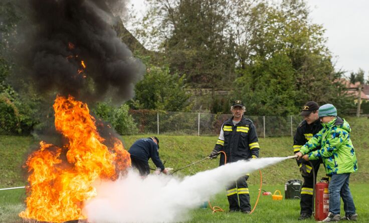 Action pur wurde bei der Feuerlöscherübung geboten. Foto: Gemeinde Kematen