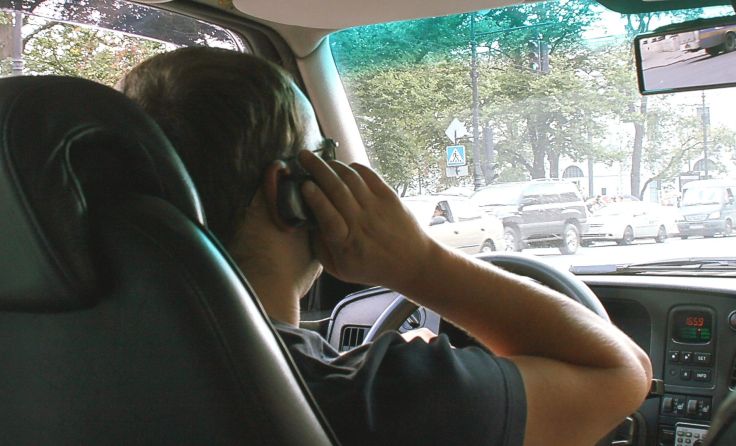 Für einen Handy-Lenker ist das Unfallrisiko fünfmal höher als ohne. Foto: Wodicka