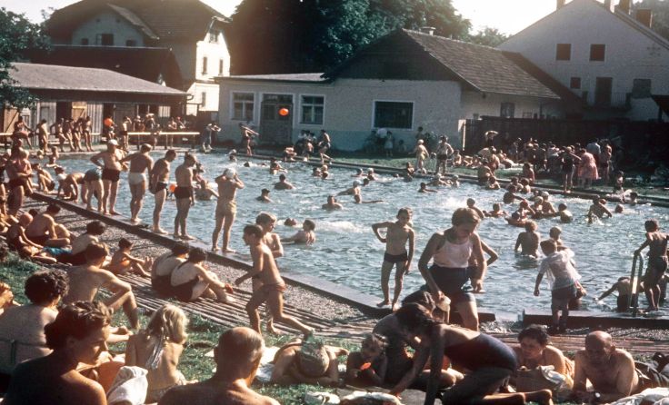 Das Freibad Alharting – gut besucht – im August 1956 Foto: Stadt Leonding