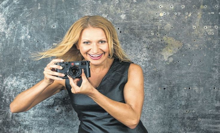 Angelika Niedetzky präsentiert ihr Solo-Programm „Gegenschuss“. Foto: Monika Löff 