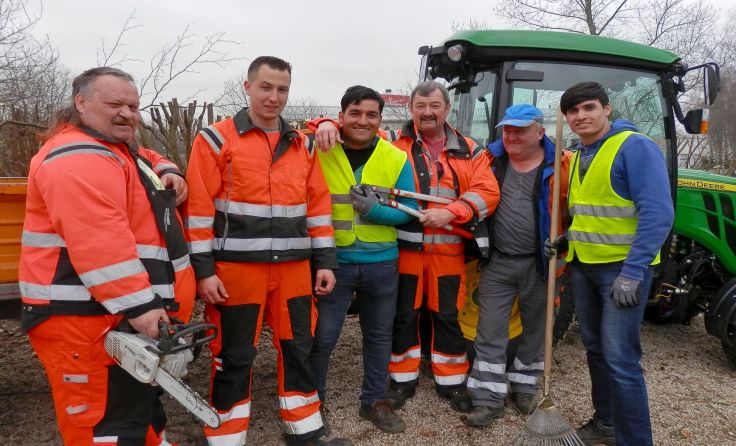 Bauhof-Mitarbeiter und Bürger aus dem Asylquartier helfen zusammen. Foto: Stadtgemeinde