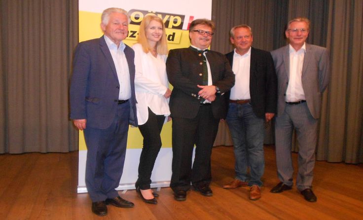 Wolfgang Weitmann (Bildmitte) mit den Ehrengästen. Foto: ÖVP Traun