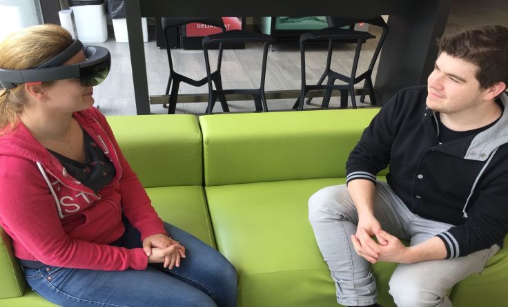 Mittels Software HOLODEAF und einer Datenbrille von Microsoft..