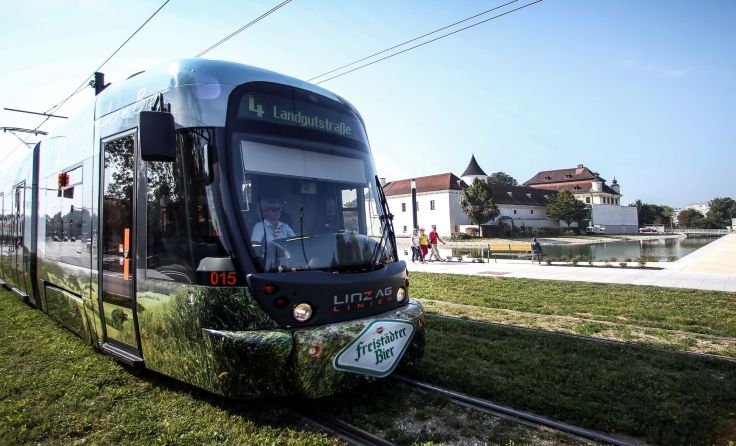 Seit September 2016 fährt die Straßenbahn bis zum Schloss Traun. Foto: Weihbold