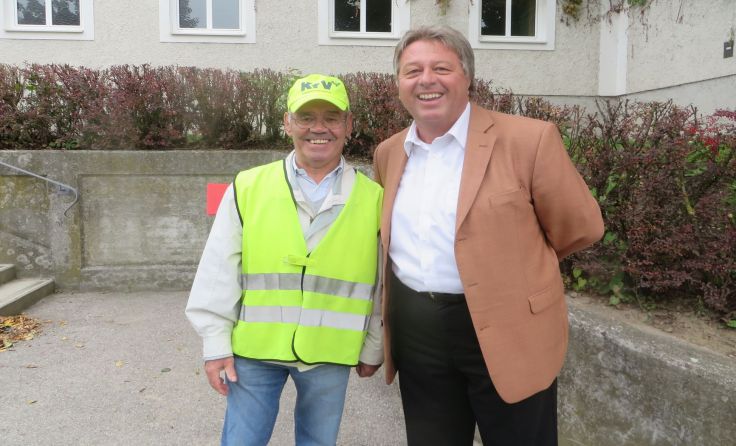 Hans-Günther Eder (l.) mit Bürgermeister Mario Mühlböck Foto: Gemeinde 