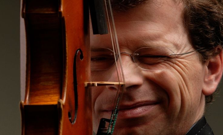 Dirigent Peter Aigner übernimmt die Leitung des Konzerts. Foto: Rosa Frank 