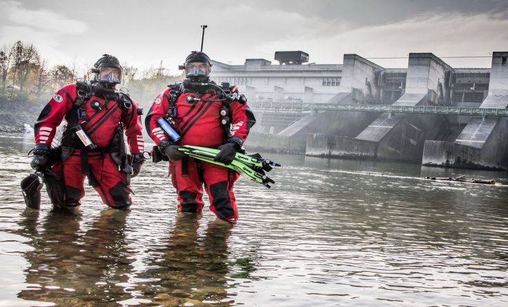 Trauner Feuerwehrtaucher beim Kraftwerk Foto: Florian Kollmann