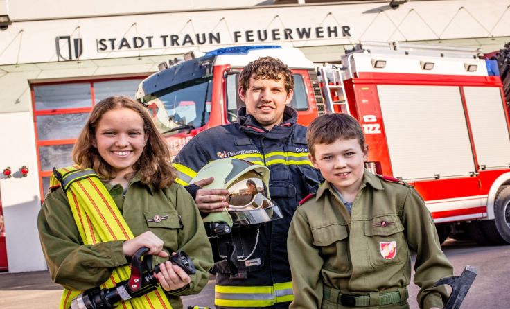 Jugendbetreuer Manuel Gayer und der Trauner Feuerwehrnachwuchs Foto: FF Traun/ Florian Kollmann