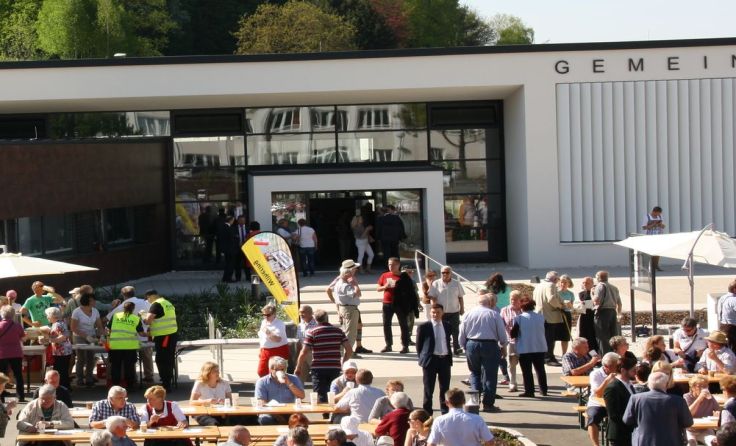 Viele Neugierige kamen, um das neue Haus zu feiern und zu besichtigen. Foto: Tips