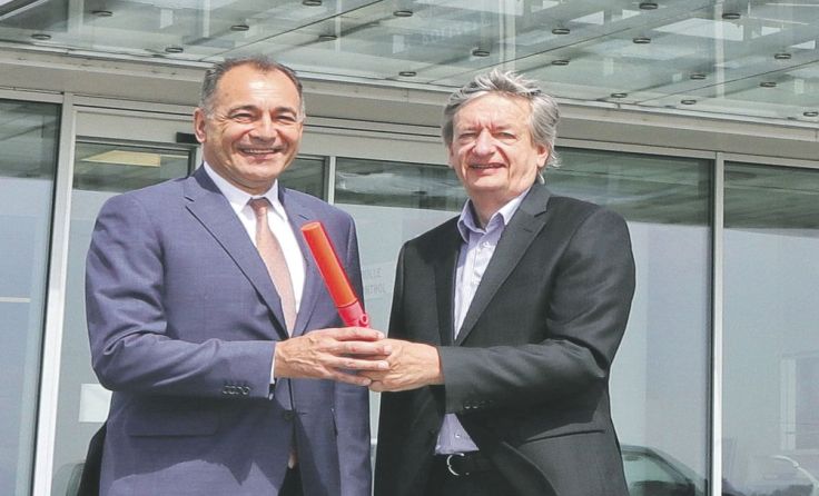 Gerhard Kunesch übergibt an Norbert Draskovits. Foto: Flughafen Linz GesmbH