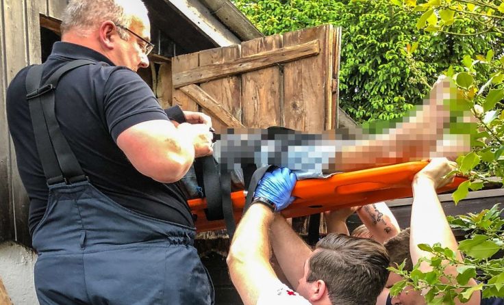 Rettung mit einem "Spineboard" aus der Dachboden-Luke, Fotos: Kollmann