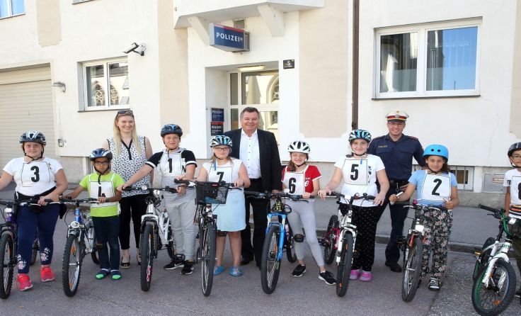 Die erfolgreichen Absolventen der Radfahrprüfung in Traun. Foto: Land OÖ/Franz Linschinger