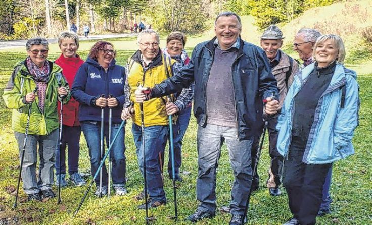 Gemeinsame Wanderungen sind ein willkommener Ausgleich. Foto: Caritas