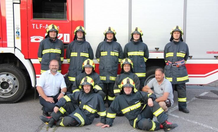 Die Mitglieder der Feuerwehr Puchenau mit ihren neuen Helmen. Foto: FF Puchenau