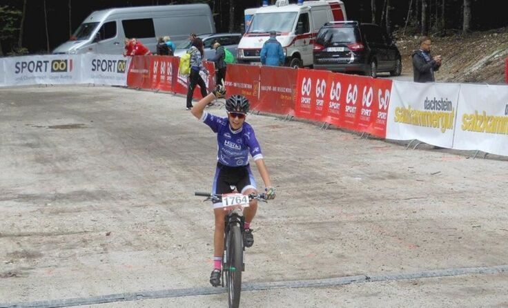 Julia Hametner erreicht das Ziel. Foto: Radclub Walding