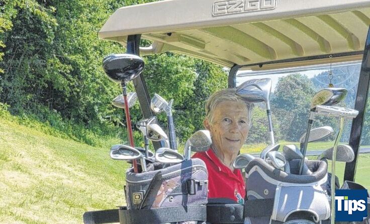 "Mitzi 1" steht auf der Nummerntafel ihres Golf-Cars. 