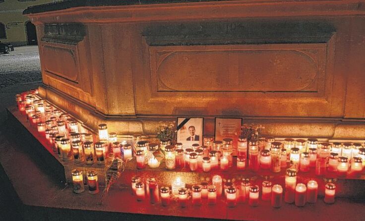 Lichtermeer für den Verstorbenen beim Stadtbrunnen