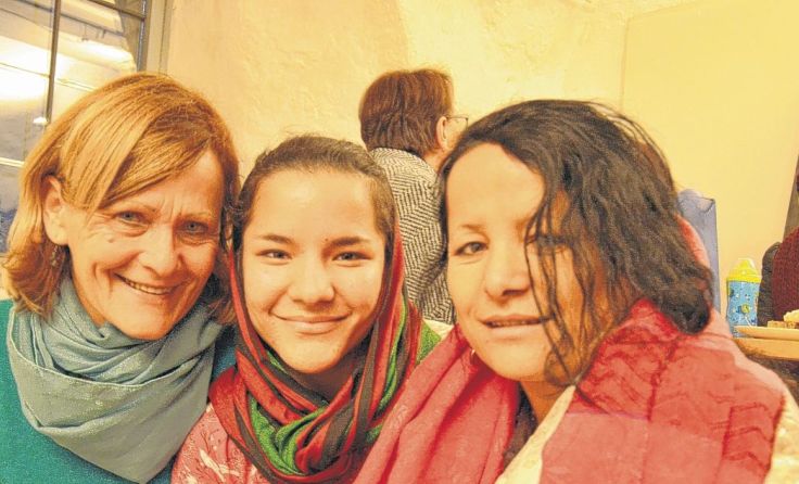 Hermine Moser mit Saida und deren Mutter Fereshta. Alle Fotos: Überegger