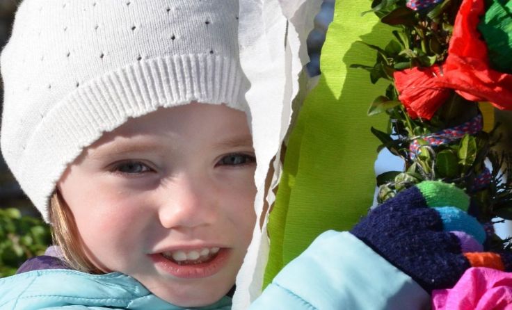 Emma trug ihren schön geschmückten Palmbuschen mit sichtlicher Freude