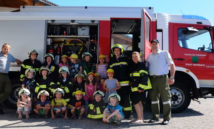 Martin Walkolbinger und David Höllwirth stellten den Kindern die Rohrbacher Feuerwehr vor. 