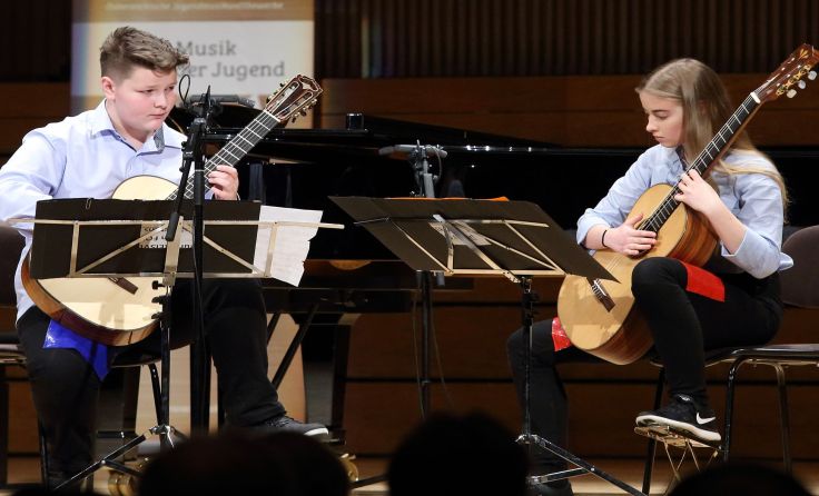 Darwin Hess und Flora Zoe Wolfsegger aus Wartberg sind das Duo "Guitar Sounds" Foto: Land OÖ 