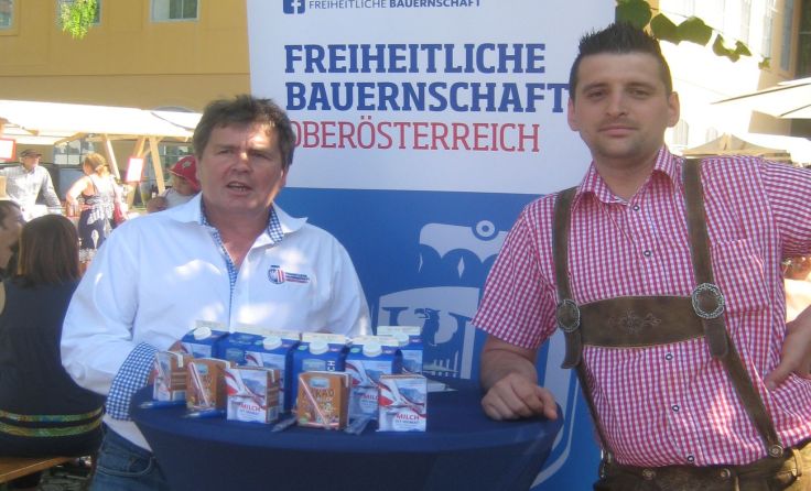 Alois Affenzeller (l.) macht sich für Milch stark 