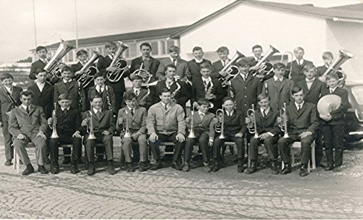 Die Knabenkapelle Windhaag mit Gründer Franz Pilgerstorfer (1. Reihe Mitte) einst im Jahr 1967...