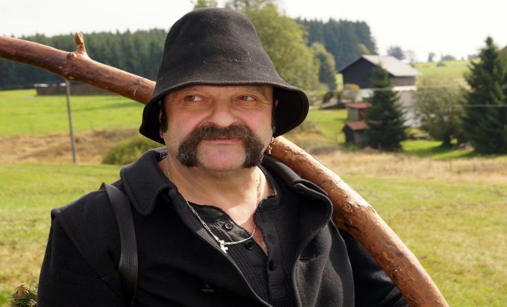 Derart gekleidet gibt Josef "Luki" Mandl den Sagenerzähler. Fotos: Franz Walzer