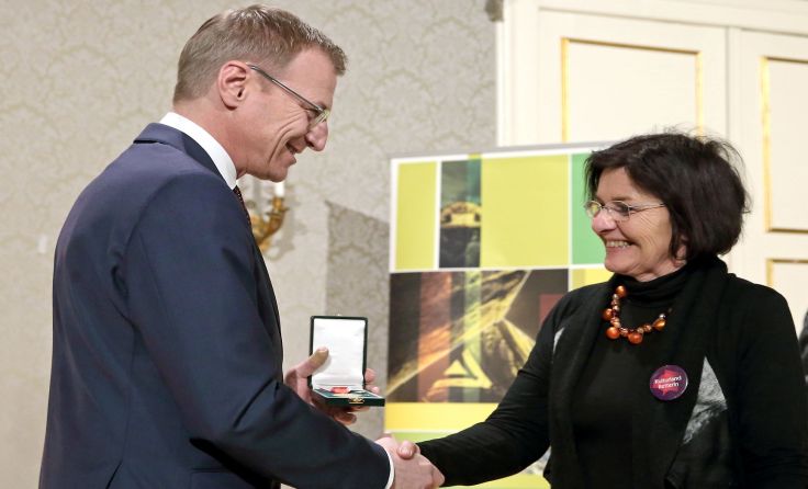 Landeshauptmann Stelzer ehrt Hedi Hofstadler. Foto: Land OÖ