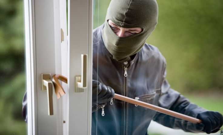 Ein gekipptes Fenster wirkt wie eine offene Einladung an Einbrecher. Foto: Wodicka