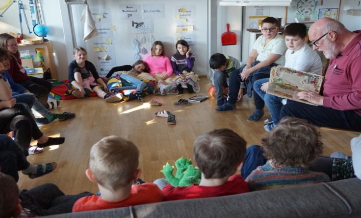 Michael Klaner las den Volksschulkindern aus einem alten Geschichtenbuch vor.